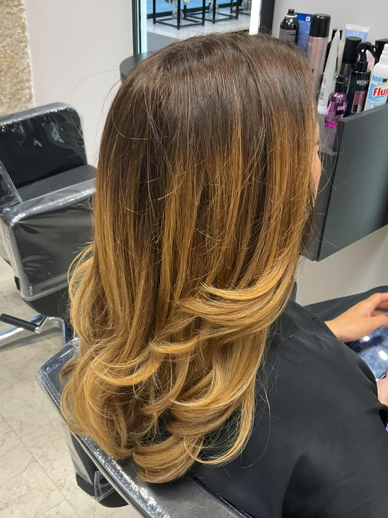 Modèle balayage coupe brushing cheveux longs